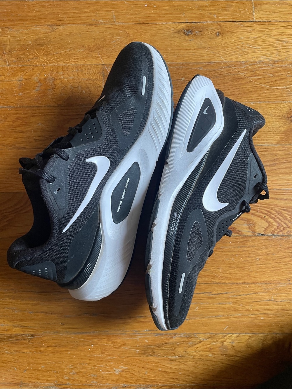 Nike Women's Structure 26 Road Running Shoes (black and white, size 8)